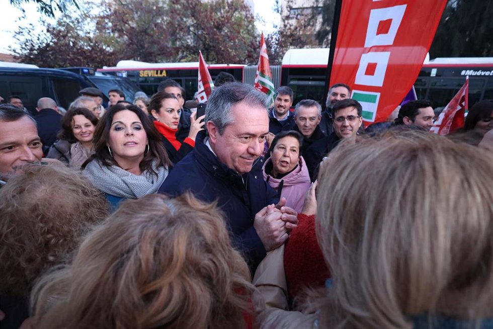 El secretario general del PSOE-A, Juan Espadas (c), con miembros de las mareas andaluzas de sanidad y educación que protestan a las puertas del Parlamento de Andalucía,  a 20 de diciembre del 2023 en Sevilla (Andalucía, España) Protesta convocada por la