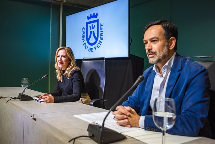 La presidenta del Cabildo de Tenerife, Rosa Dávila, y el vicepresidente, Lope Afonso, en una rueda de prensa para informar sobre los acuerdos del Consejo de Gobierno
