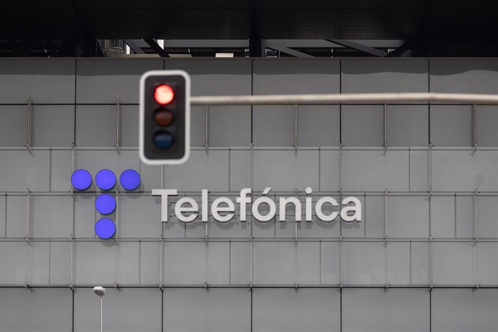 Un semáforo en rojo frente a la sede de Telefónica, a 28 de noviembre de 2023, en Madrid (España).