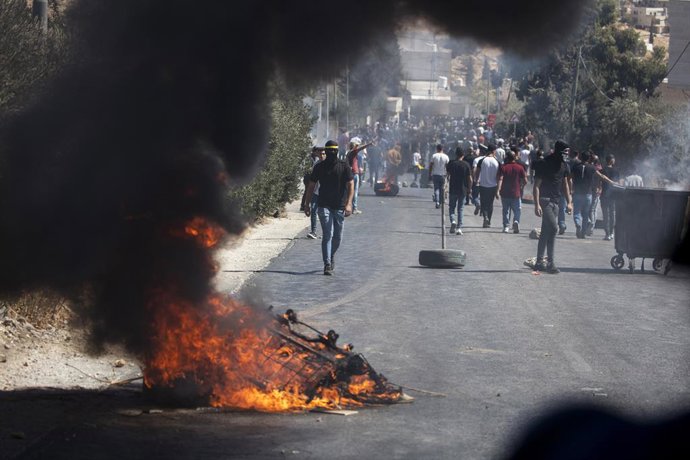 Archivo - 30 September 2022, Palestinian Territories, Bethlehem: Palestinian youth take part in a protest following the funeral of the 7 years old Rayan Suleiman. Rayan died after being chased by Israeli forces in Tekoa town. Photo: Ilia Yefimovich/dpa