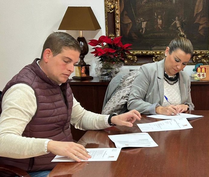 Domingo José Reina y Raquel López firman el convenio.