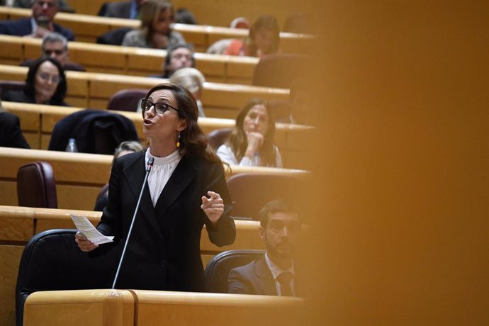 La ministra de Sanidad, Mónica García interviene durante un pleno en el Senado, a 19 de diciembre de 2023, en Madrid (España).