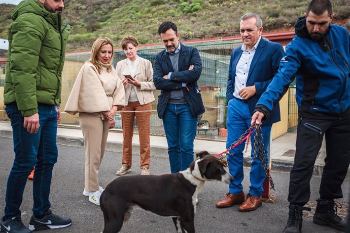 La presidenta del Cabildo de Tenerife, Rosa Dávila, y el vicepresidente, Lope Afonso, en una visita al albergue de animales de Valle Colino