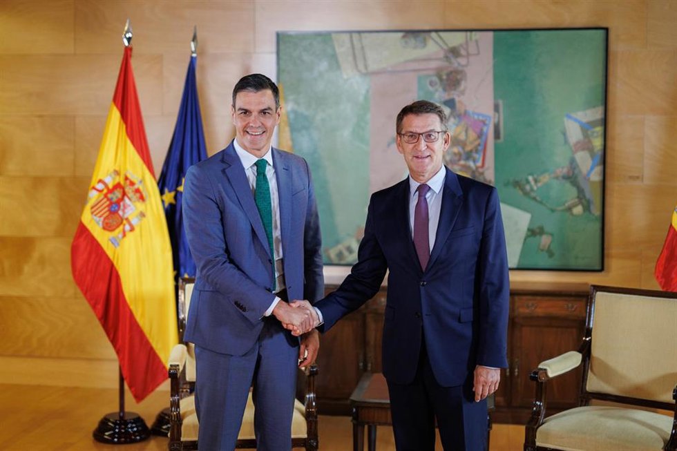 Archivo - El secretario general del PSOE y presidente del Gobierno , Pedro Sánchez (i), se reúne con el líder del Partido Popular, Alberto Núñez Feijóo (d), dentro de la ronda de contactos para la investidura, en el Congreso de los Diputados, a 9 de oct