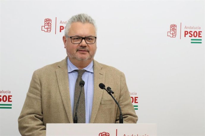 El secretario de Política Institucional del PSOE de Córdoba, Esteban Morales, en la sede de su partido.
