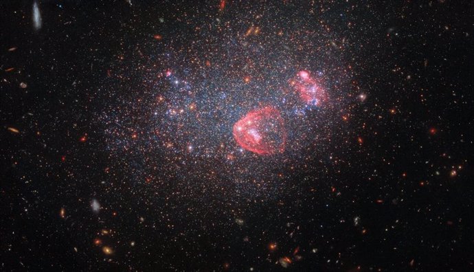 Hubble capta una galaxia similar a una brillante bola de nieve para celebrar la temporada navideña