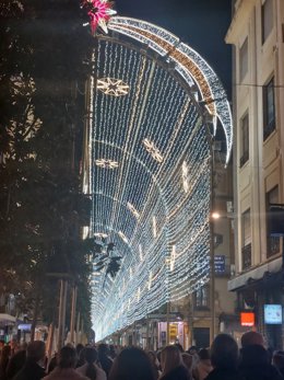 Espectáculo de luz y sonido en la calle Cruz Conde de Córdoba.