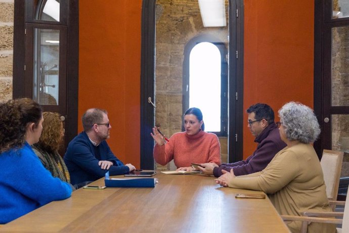 Reunión de la alcaldesa de San Fernando (Cádiz), Patricia Cavada, y las trabajadoras del servicio de limpieza del Hospital San Carlos