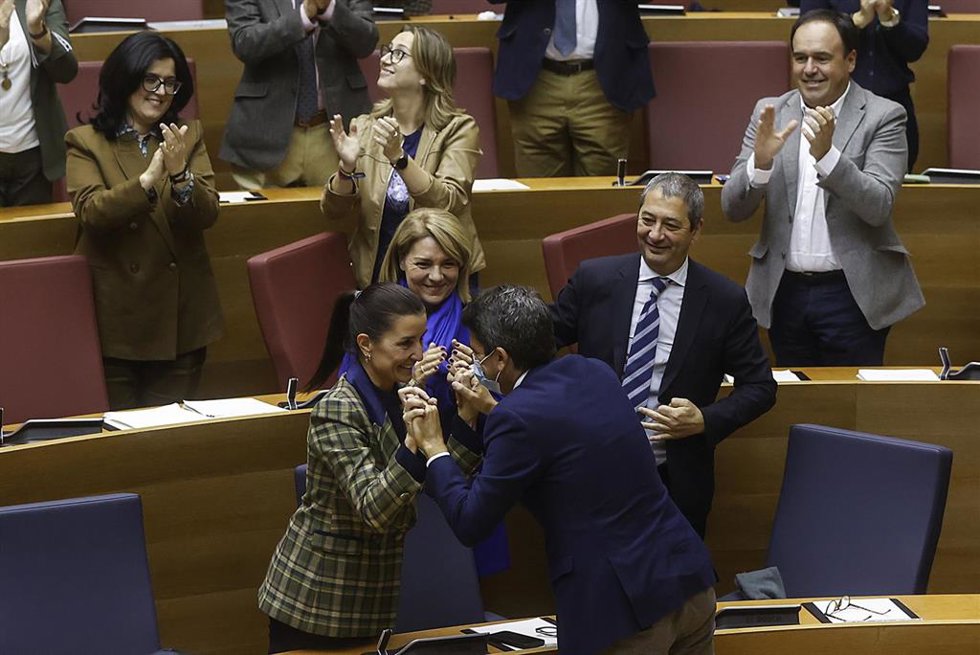 (I-D) La consellera de Hacienda, Ruth Merino; la consellerade Sanidad, Susana Camarero y el president de la Generalitat, Carlos Mazón, se saludan durante un pleno, en Les Corts, a 20 de diciembre de 2023, en Valencia