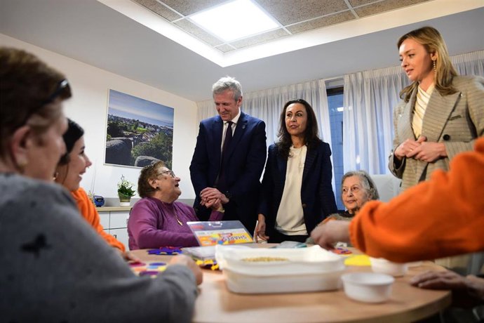 O presidente da Xunta, Alfonso Rueda, a alcaldesa de Marín (Pontevedra), María Ramallo, e a conselleira de Política Social e Xuventude, Fabiola García, visitan o novo centro de día do municipio.
