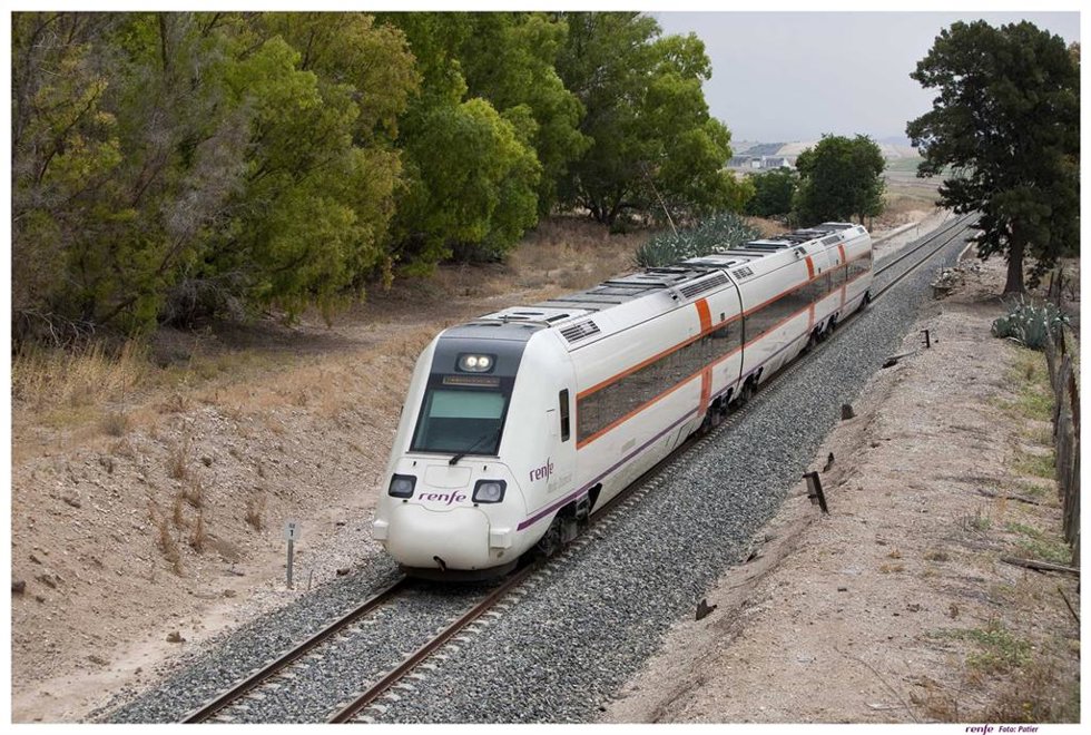 Archivo - Tren Media Distancia