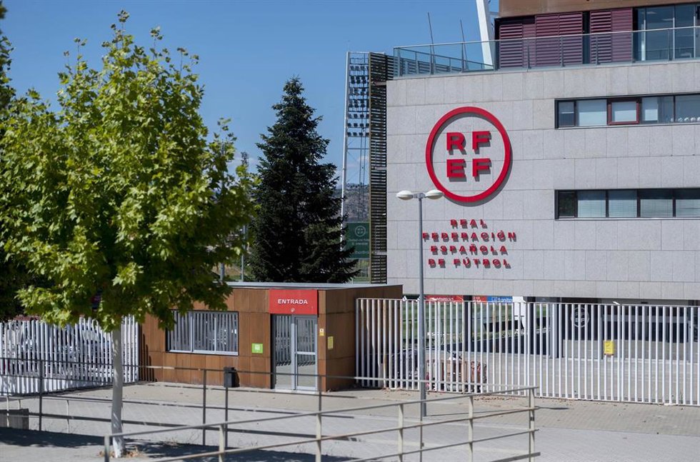Archivo - Acceso a la entrada de la Real Federación Española de Fútbol (RFEF), en Las Rozas (Madrid).