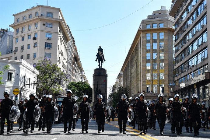 Concentración de organizaciones sociales en Buenos Aires en protesta por los recortes anunciados por el Gobierno argentino