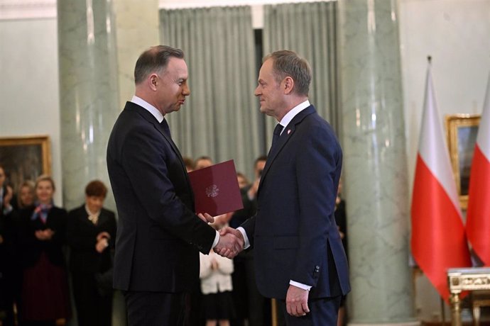 El presidente de Polonia, Andrzej Duda (I), junto al primer ministro del país, Donald Tusk (D)