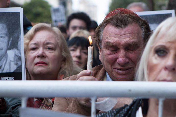 Archivo - 18 July 2019, Argentina, Buenos Aires: People cries during the commemoration of the 25th anniversary of the attack against the Mutual Association Israelite Argentina that left a balance of 85 dead. Photo: Paula Acunzo/ZUMA Wire/dpa