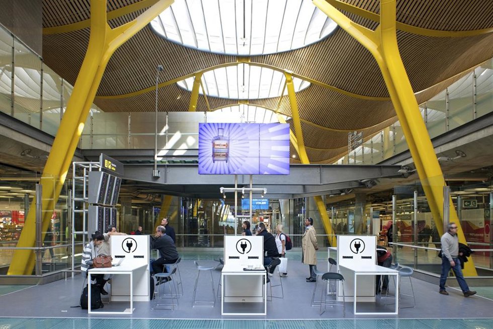 Archivo - Plaza comercial en la T-4 del Aeropuerto de Barajas