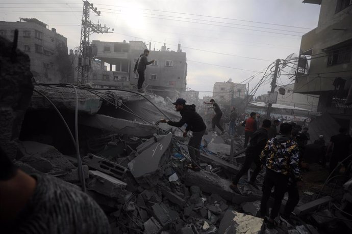 GAZA, Dec. 20, 2023  -- People conduct rescue work after an Israeli airstrike in the southern Gaza Strip city of Rafah, on Dec. 20, 2023. The death toll of Palestinians from Israeli attacks in the Gaza Strip since Oct. 7 has reached 20,000, according to a