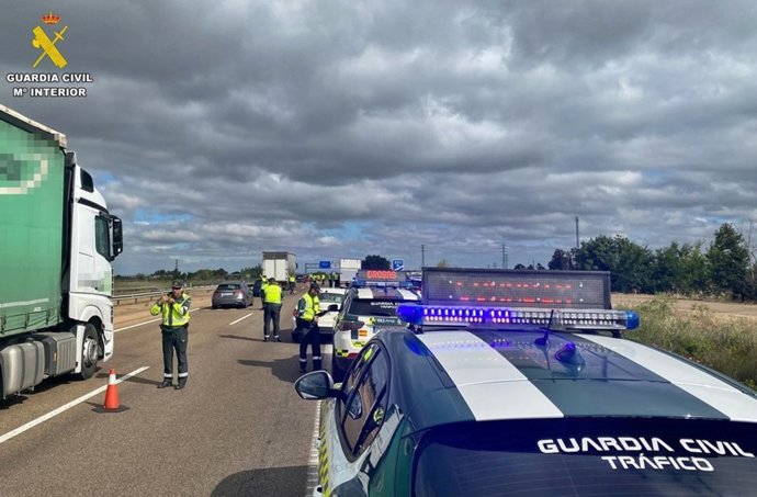 [Cáceres] Rdo Nota Prensa La Guardia Civil Investiga Al Conductor De Un Vehículo Tras Huir De Un Control De Alcohol Y Drogas