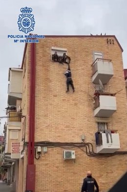 Policía Nacional salva la vida a un hombre que quedó colgado de una ventana al intentar huir de los agentes