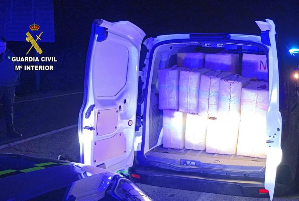 Vehículo detenido por la Guardia Civil con 20 fajos de hachis en su interior.