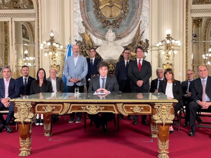 El presidente de Argentina, Javier Milei, junto al resto de miembros de su Gobierno