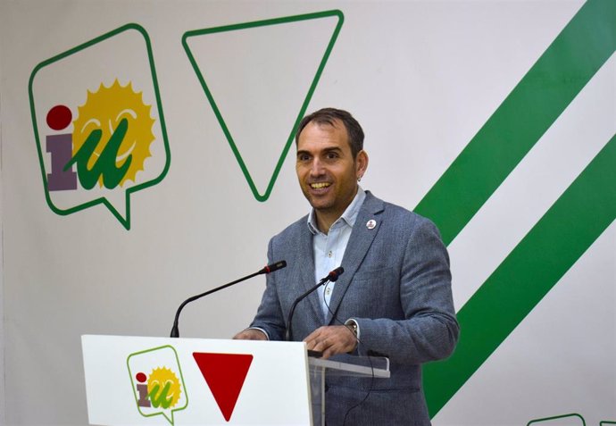 Archivo - El coordinador andaluz de IU, Toni Valero, en rueda de prensa en Málaga. (Foto de archivo).