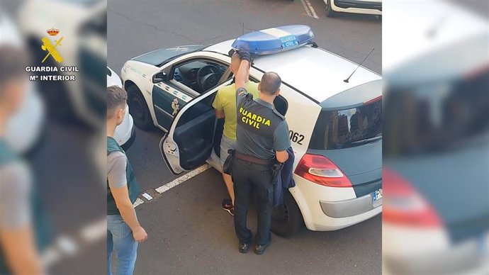 Agentes de la Guardia Civil detienen a una de las personas dedicadas a estafar con el alquiler de viviendas en Tenerife