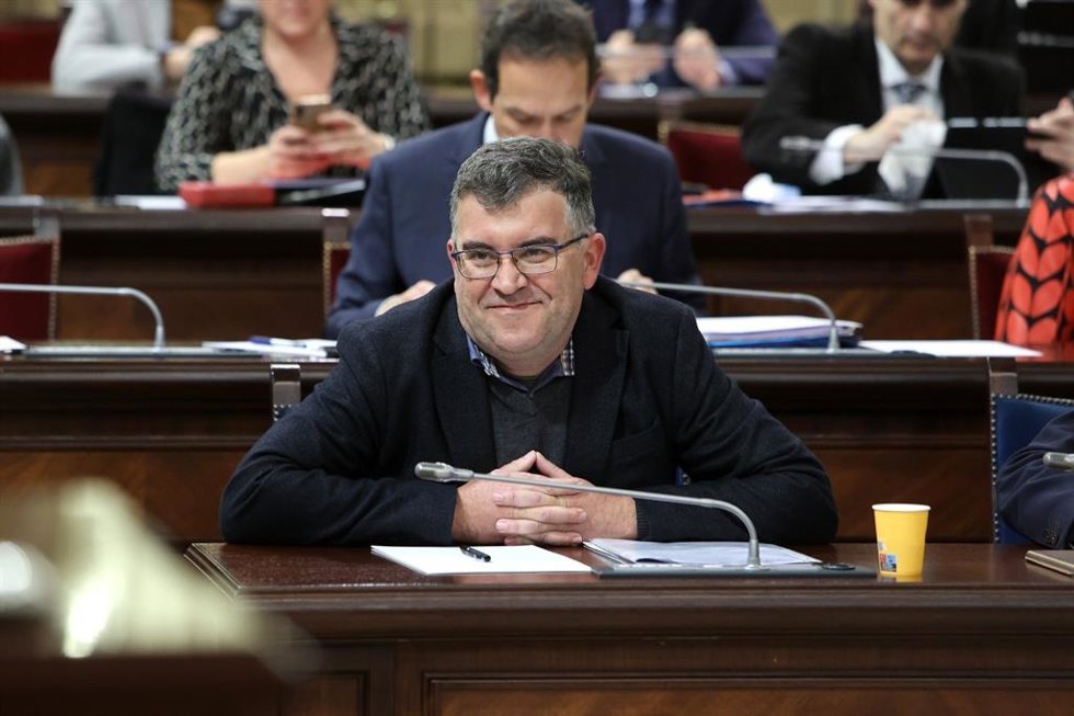 El conseller de Agricultura, Pesca y Medio Natural, Joan Simonet, escuchando una intervención durante el debate de presupuestos.
