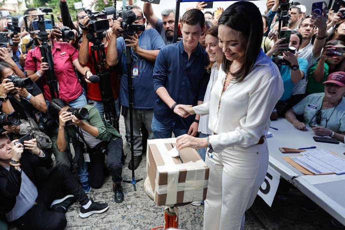 Archivo - 22 October 2023, Venezuela, Caracas: Opposition presidential candidate Maria Corina Machado casts her vote during opposition primaries. Photo: Jesus Vargas/dpa