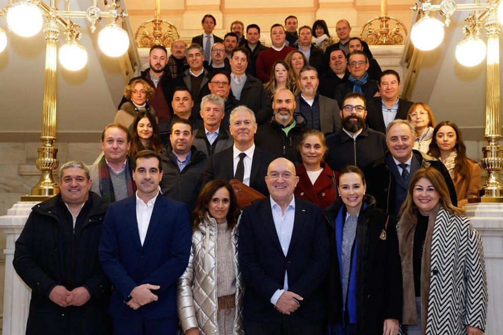 El alcalde de Valladolid, Jesús Julio Carnero, junto a representantes de los 25 ayuntamientos que forman la Mancomunidad de Interés General.