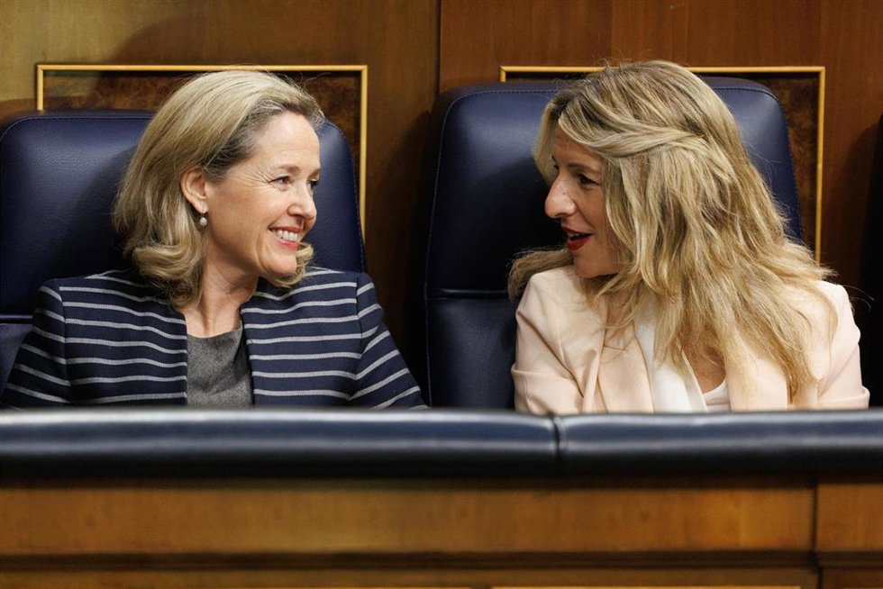 Archivo - La vicepresidenta primera y ministra de Economía, Nadia Calviño (izda) y la vicepresidenta segunda y ministra de Trabajo y Economía Social, Yolanda Díaz (dcha)