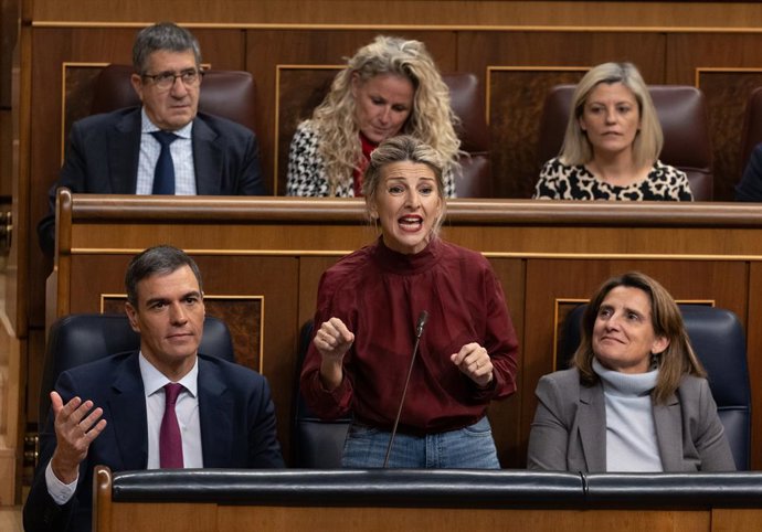 La vicepresidenta segunda y ministra de Trabajo, Yolanda Díaz, interviene durante una sesión de control al Gobierno, en el Congreso de los Diputados, a 20 de diciembre de 2023, en Madrid (España). Durante la sesión de control, el presidente del Gobierno