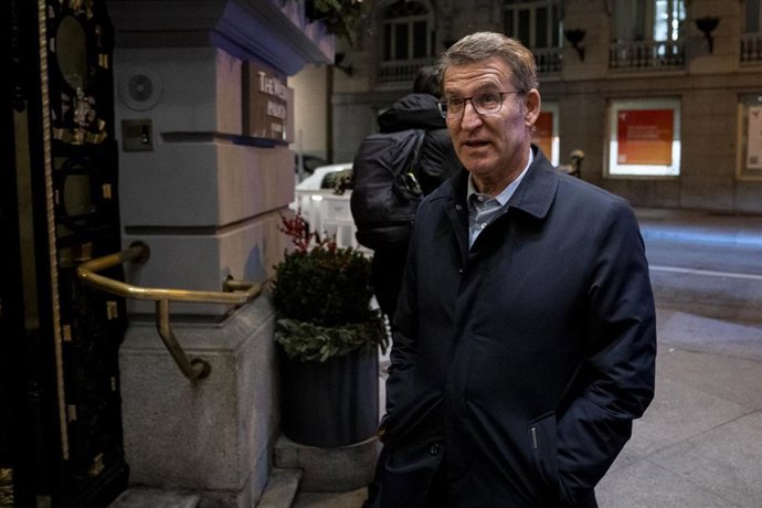 El presidente del PP, Alberto Núñez Feijóo,a su llegada a la gala de entrega de los premios Parlamentarios 2023, en el Hotel Westin Palace, a 20 de diciembre de 2023, en Madrid (España). 