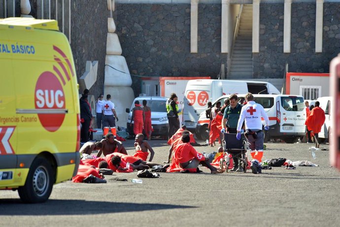 Archivo - Varios migrantes son atendidos por los servicios de emergencias