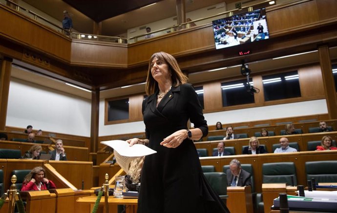 En el pleno, la consejera de Trabajo y Empleo, Idoia Mendia
