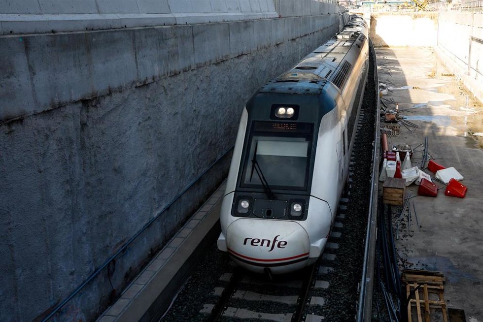 Archivo - Un tren circula por el túnel construido de acceso a la estación Murcia del Carmen
