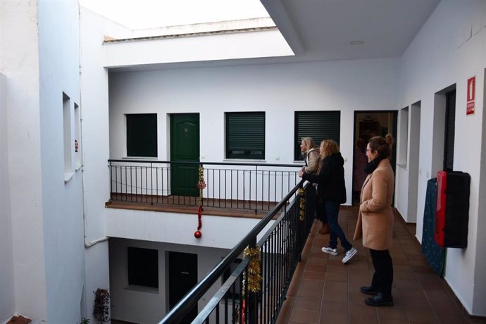 La concejal de Igualdad y Asuntos Sociales en San Roque (Cádiz), Eva Gil, y la responsable de Fundación Cepsa en la comarca, Estrella Blanco, visitan unas viviendas tuteladas donde Cepsa colaborará