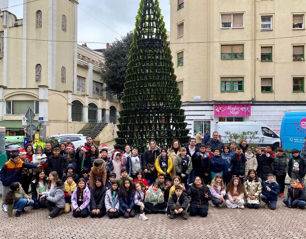 Árbol de Navidad con 2.000 botellas de vidrio insrtalado en la Alameda de Oviedo.