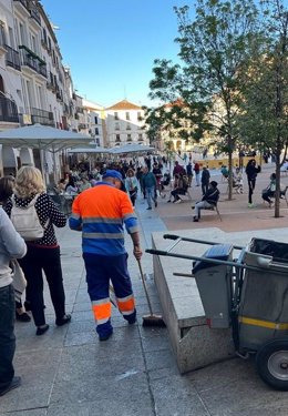 Archivo - Un operario de Conyser limpia la Plaza Mayor de Cáceres