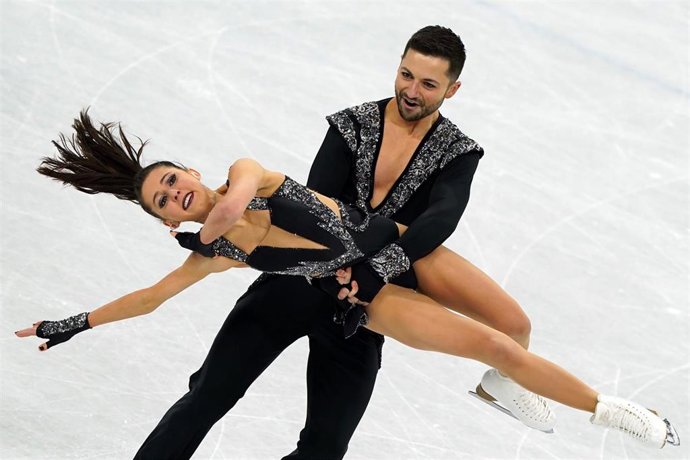 Archivo - 12 February 2022, China, Beijing: Great Britain's Lewis Gibson and Lilah Fear compete in the Ice Dance - Rhythm Dance Figure Skating competition at the Capital Indoor Stadium during the Beijing 2022 Winter Olympic Games. Photo: Andrew Milligan