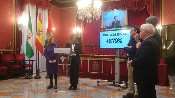 Marifrán Carazo presenta el presupuesto para 2024 en presencia de la edil de Economía, Rosario Pallarés, y otros miembros de su equipo de gobierno