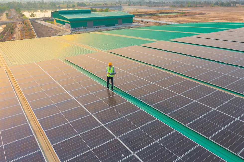 Un operario en una planta fotovoltaica.