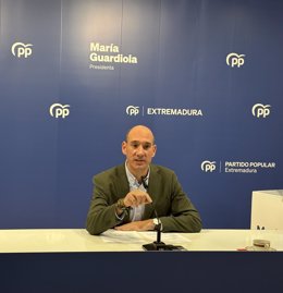 El portavoz del PP de Extremadura, José Ángel Sánchez Juliá, en rueda de prensa
