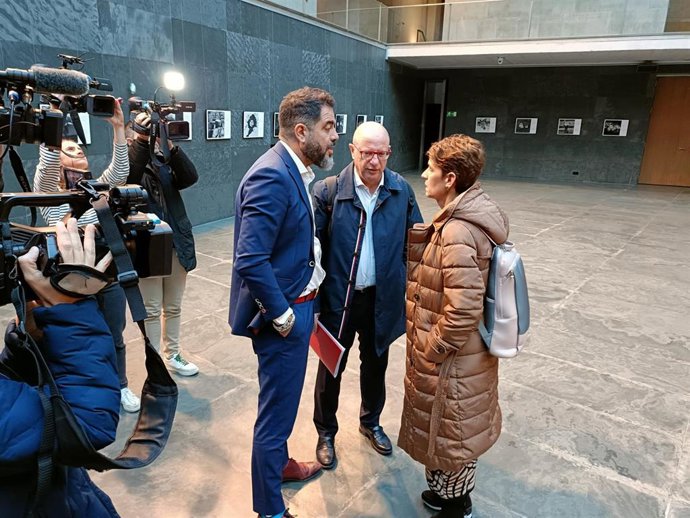 La presidenta del Gobierno de Navarra, María Chivite, conversa con el portavoz parlamentario del PSN, Ramón Alzórriz (i), y el consejero de Educación del Gobierno de Navarra, Carlos Gimeno, antes del pleno del Parlamento de Navarra.