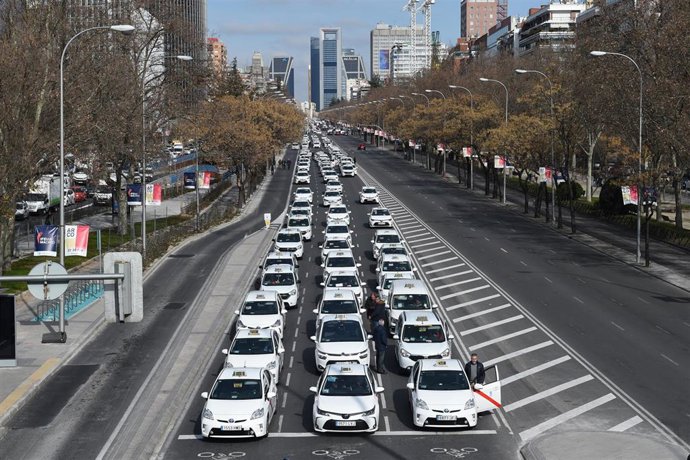 Archivo - Varios taxis marchan desde Plaza de Castilla 