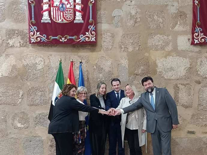 La presidenta de la Junta, María Guardiola, con representantes de sindicatos y patronal