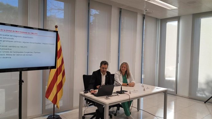 El director del IMLCFC, Eneko Barbería, presenta la memoria del centro del año pasado junto a la jefa del servicio de patología forense, Marisa Ortega.