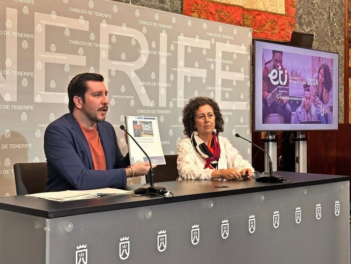 El consejero de Juventud del Cabildo de Tenerife, Serafín Mesa, y la técnico Begoña Martínez, en la presentación de la 'Escuela Tenerife Joven 2024'