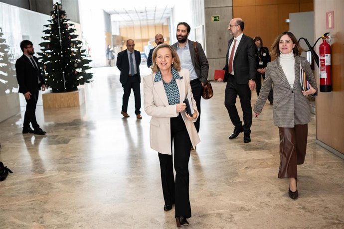 El secretario de Estado de Economía y Apoyo a la empresa, Gonzalo García Andrés (3d); la vicepresidenta primera y ministra de Economía, Comercio y Apoyo a la Empresa, Nadia Calviño (c), y la subsecretaria del Ministerio de Asuntos Económicos y Transform