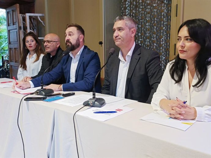 El secretario de Organización del PSOE de La Laguna, Óscar Olave, y el secretario general de CC en La Laguna, Fran Hernández, presentan el acuerdo de gobierno